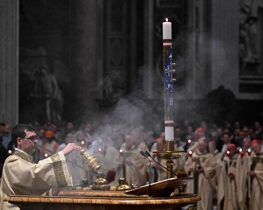 El Cirio Pascual durante la Vigilia en la Basílica de San Pedro del Vaticano
