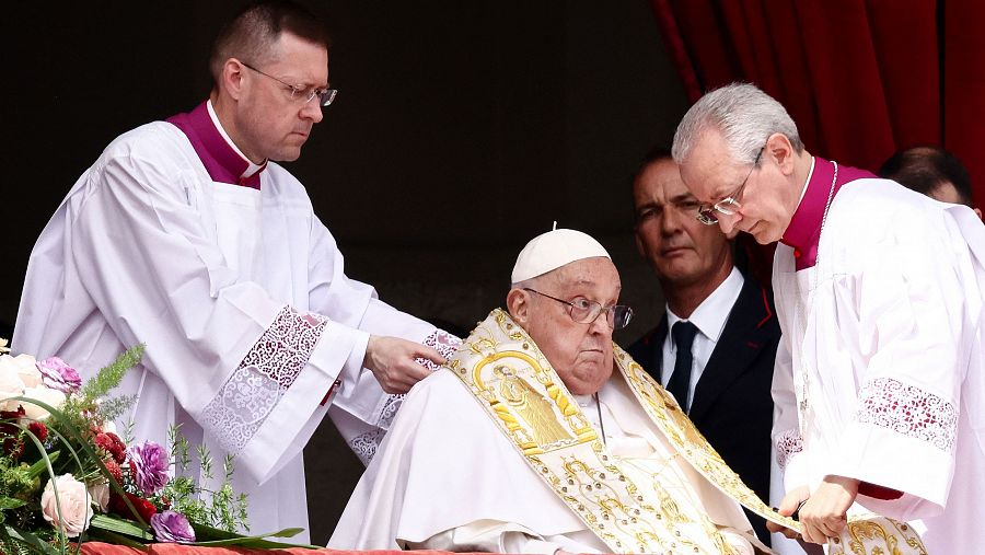 El papa Francisco aparece en San Pedro para la bendición 'Urbi et Orbi': 