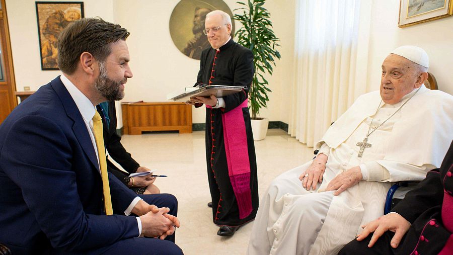 El papa Francisco aparece en San Pedro para la bendición 'Urbi et Orbi': 