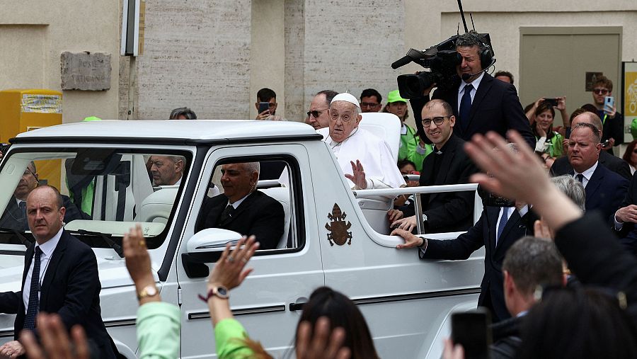 El papa Francisco aparece en San Pedro para la bendición 'Urbi et Orbi': 