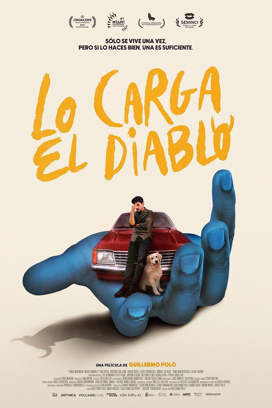 Impactante póster de película con una gran mano azul sosteniendo un coche rojo y un hombre con un perro encima.  Incluye la frase: 