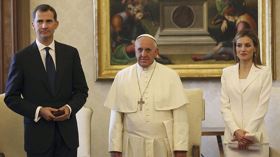 Don Felipe y doña Letizia junto al papa Francisco, durante la audiencia privada celebrada en 2014