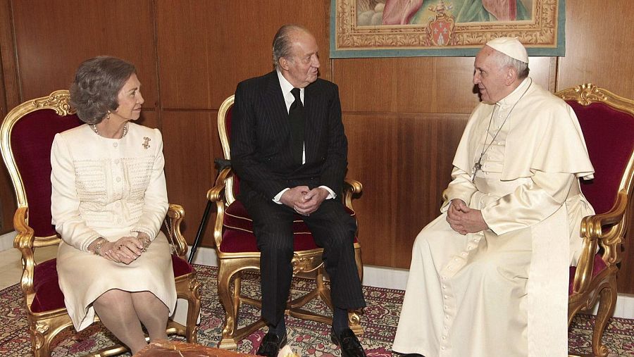 Los reyes don Juan Carlos y doña Sofía y el papa Francisco, durante la audiencia privada
