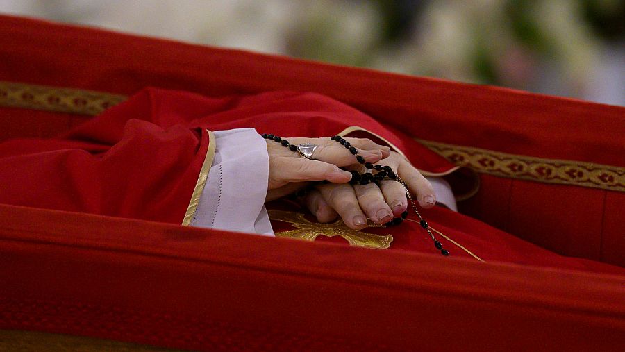Difunden las primeras imágenes del papa Francisco en su féretro