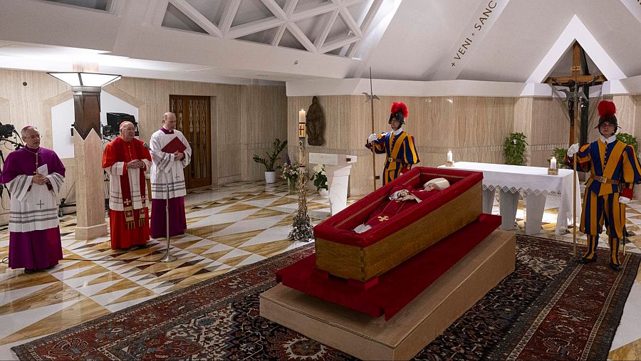 El Vaticano difunde las primeras imágenes del papa Francisco en el féretro