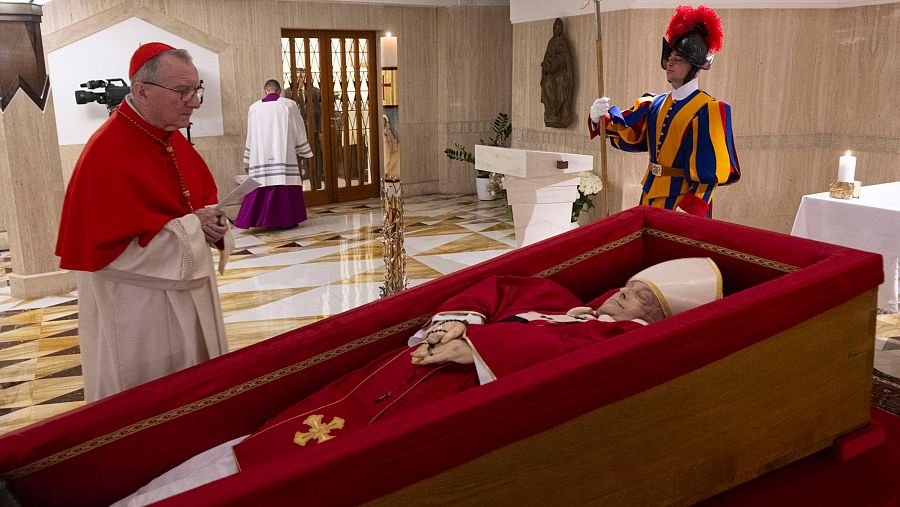 El Vaticano difunde las primeras imágenes del papa Francisco en el féretro