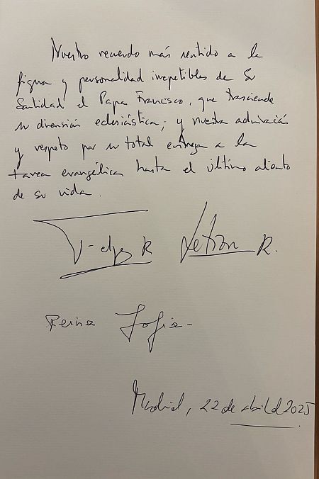Los reyes Felipe y Letizia, junto con la reina Sofía firman el libro de condolencias del papa