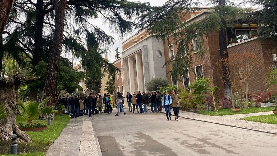 Reporteros y periodistas aposados frente a la puerta de la nunciatura apostólica.