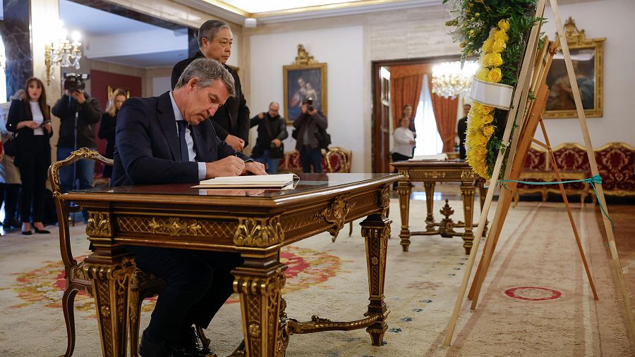 El líder del PP, Alberto Núñez Feijóo, firma en el libro de condolencias abierto este martes en la Nunciatura Apostólica en Madrid