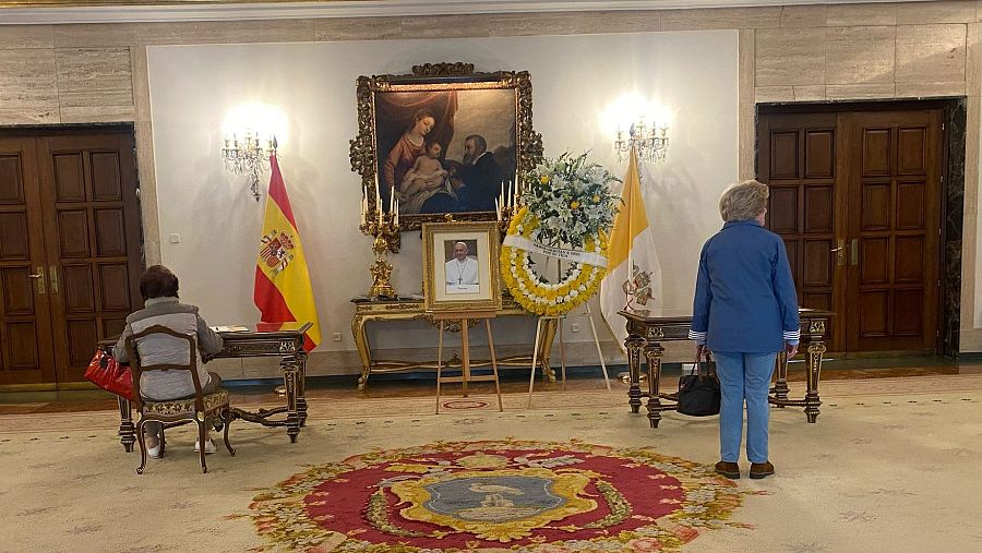 Dos mujeres en el salón de la nunciatura donde están los libros de condolencia por la muerte del papa.