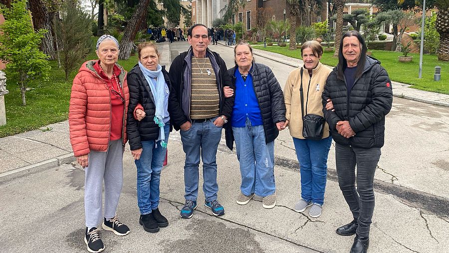 Gisela, Elvira, Juan José, Gloria, Nieves y Manuel antes de mostrar sus condolencias por la muerte del papa de los pobres.