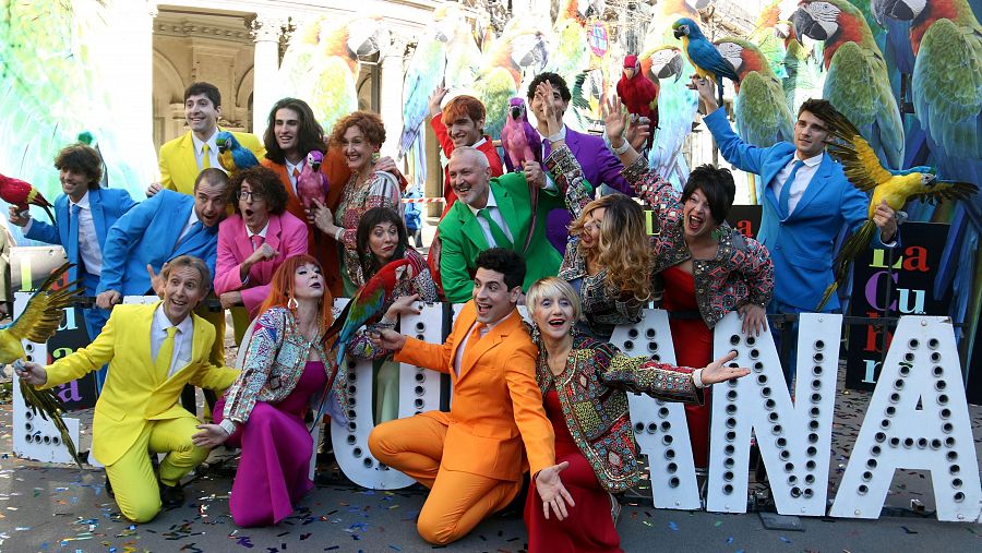L'equip d''Adeu Arturo' de la companyia La Cubana davant del Teatre Coliseum de Barcelona