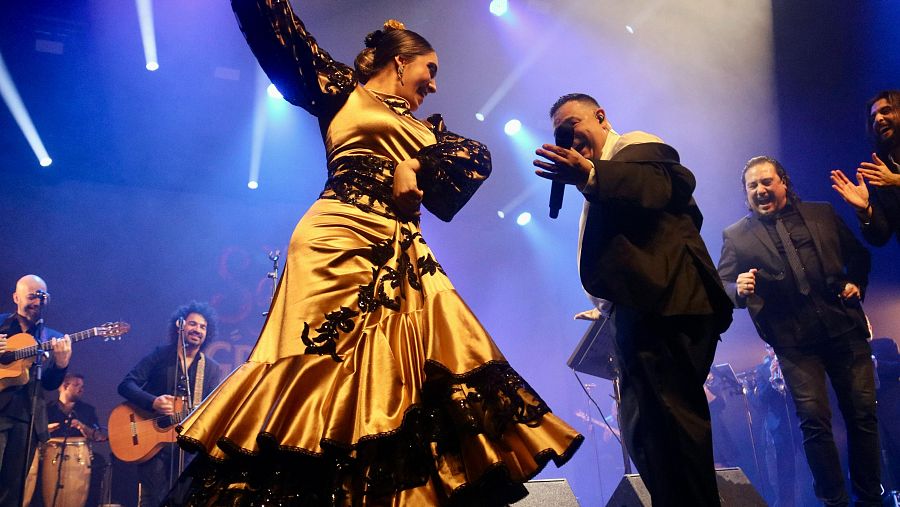 El fundador de Sabor de Gràcia, Sicus Carbonell, ballant a l'escenari de la Sala Paral·lel 62.