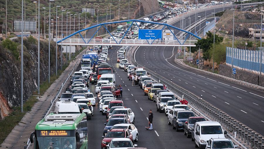 El incendio ha obligado a cortar la autopista del sur, TF-1, en ambos sentidos