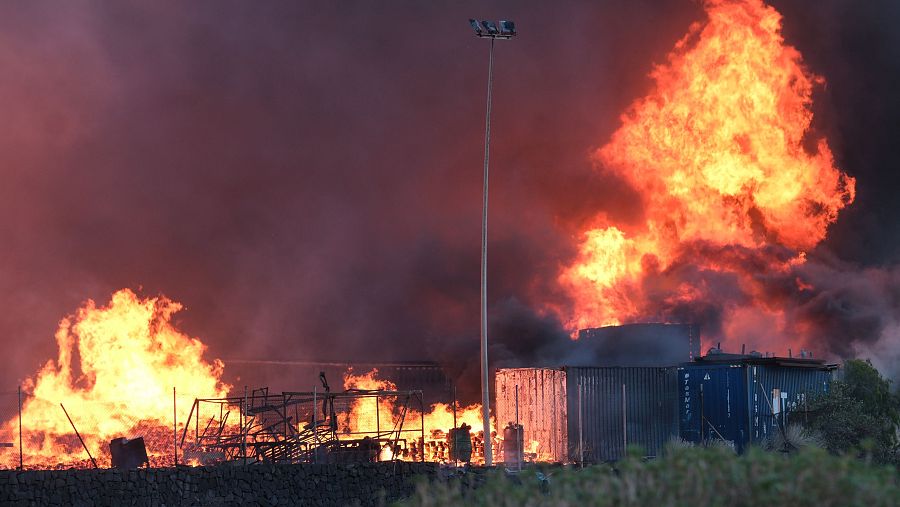 Los bomberos controlan y estabilizan el incendio declarado en una nave industrial de Tenerife