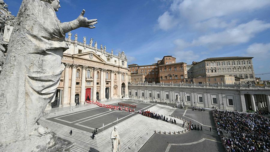 Traslado del féretro papal hasta la Basílica de San Pedro.