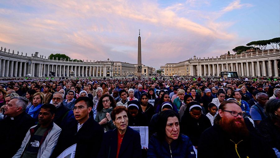 Rosario antes del velatorio del papa Francisco.
