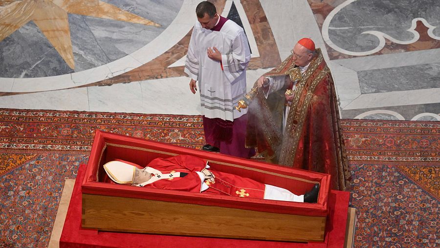 Ceremonia dentro de la Basílica de San Pedro.