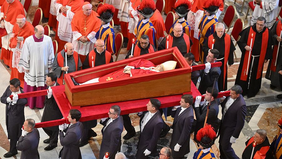 El papa Francisco, revestido con casulla roja, es trasladado a la Basílica de San Pedro