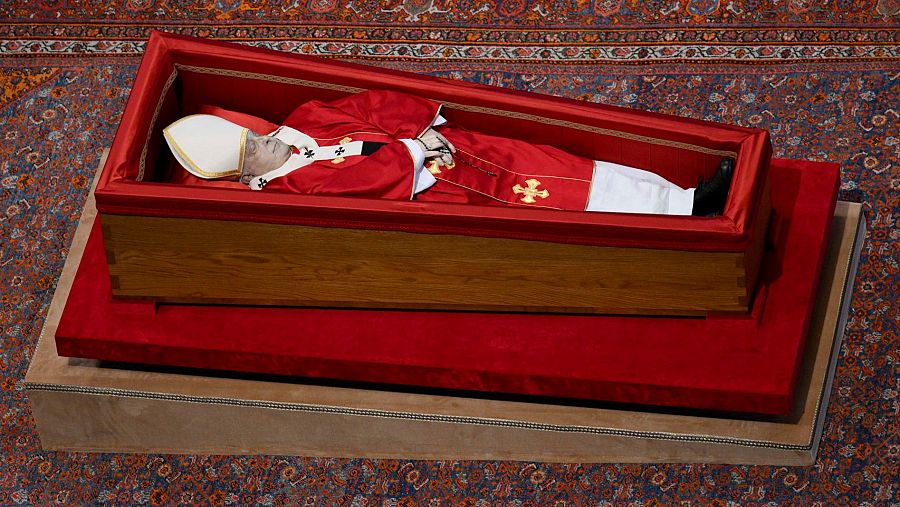 El cuerpo del papa Francisco, revestido con casulla y estola roja en el interior del féretro, reposa en el suelo de la basílica de San Pedro.