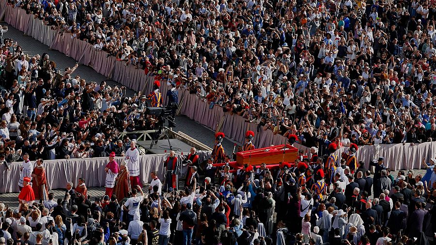 Procesión con los restos mortales del papa Francisco.