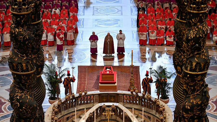 Velatorio del papa Francisco en San Pedro del Vaticano.