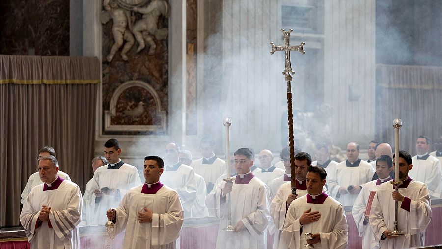 Llegada del féretro papal a la basílica de San Pedro.