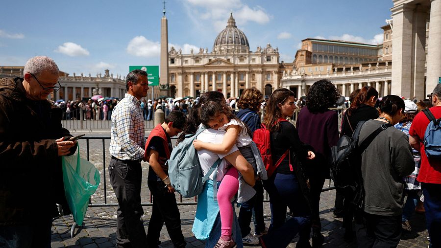 Largas colas para despedirse del papa.