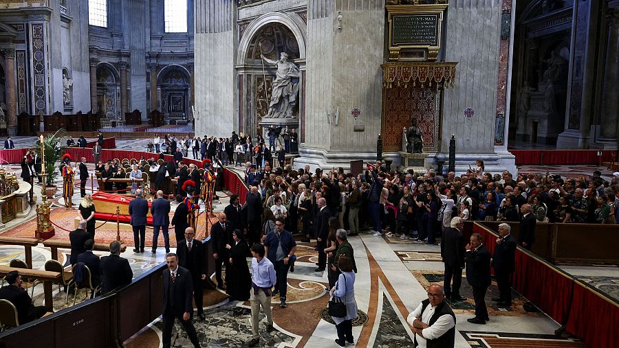 Los fieles se detienen ante el féretro papal.