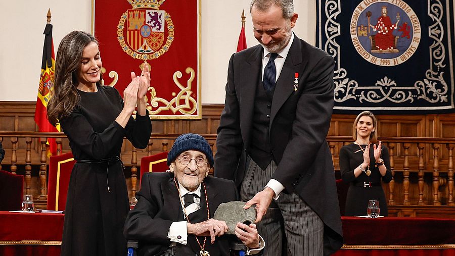 Los reyes Felipe y Letizia entregan al escritor Álvaro Pombo el Premio Cervantes 2024
