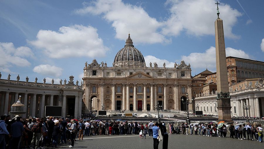 Colas para la capilla ardiente del papa Francisco.