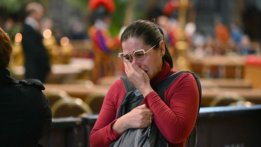 Ambiente triste en la basílica de San Pedro.