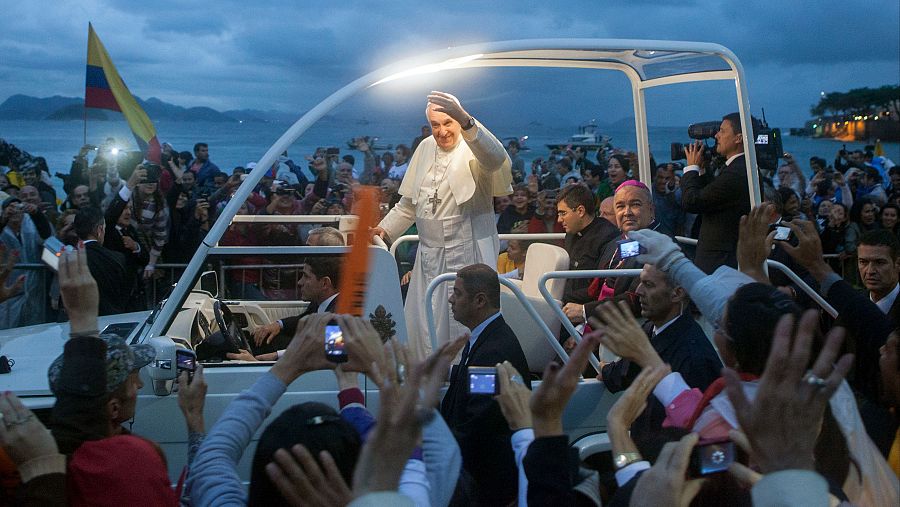 El papa Francisco saludando desde el Papamovil, en la Jornada Mundial de la Juventud, celebrada en 2013 en Río de Janeiro