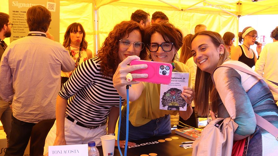 Toni Acosta i Sílvia Abril es fotografien amb l'esportista i investigadora Victòria Cid, que s'ha apropat a la signatura de les dues actrius | ACN