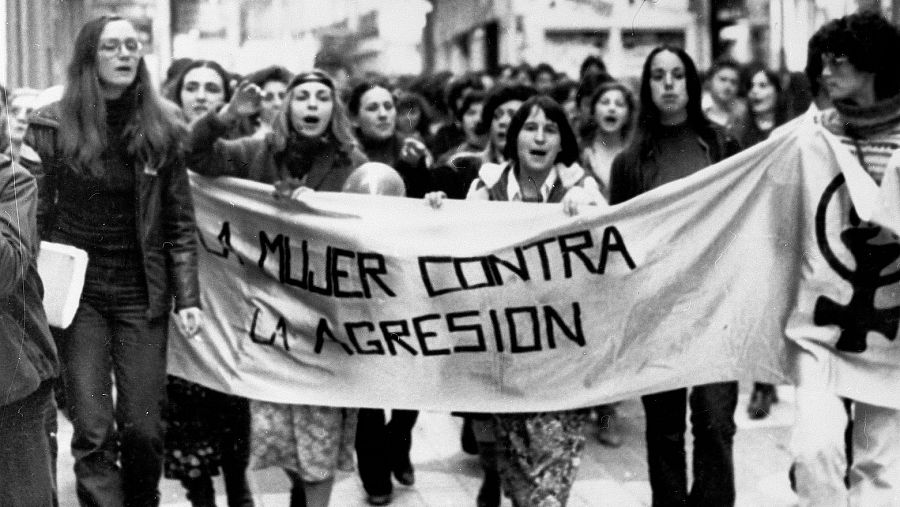Manifestación de mujeres con pancarta 