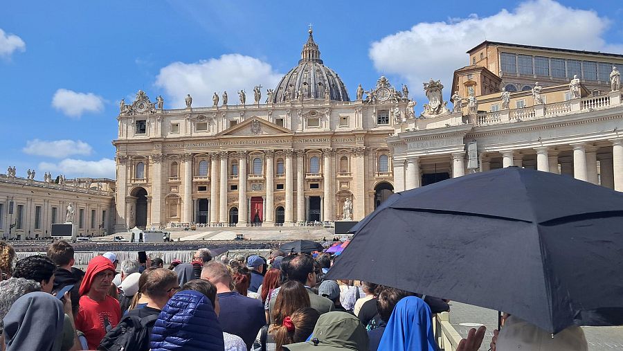 Colas antes de entrar al velatorio público de Francisco