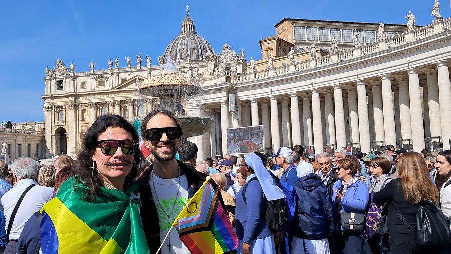 Una pareja LGTBI las exequias públicas de Francisco