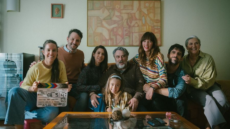 Equipo de rodaje posando para una foto. La directora sostiene una claqueta con el título de la película: 'Todo lo que no sé'. Ambiente informal y sonriente.