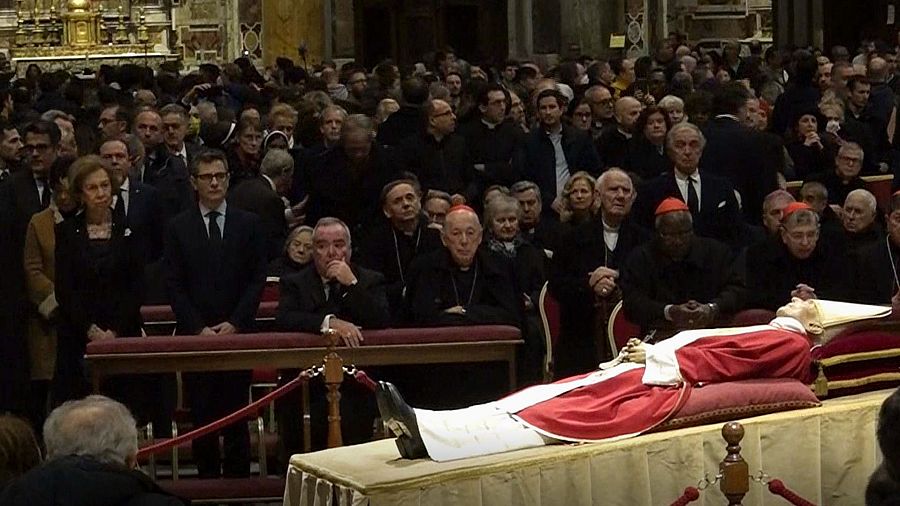 La reina emérita de España, doña Sofía, y el ministro de la Presidencia, Félix Bolaños, en la capilla ardiente del papa emérito Benedicto XVI.