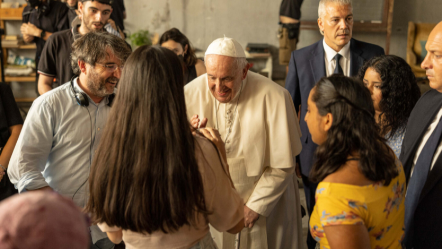 Jordi Évole y el papa Francisco con los jovenes del documental
