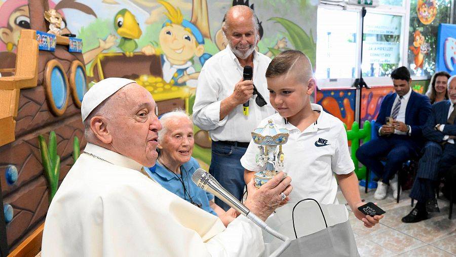 Francisco visita a la comunidad circense con la que convive sor Genevieve