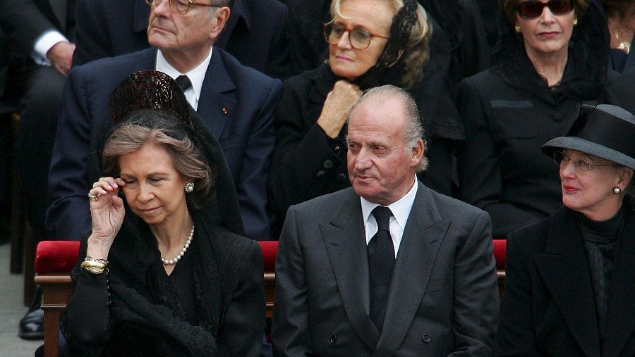Los reyes Sofia y Juan Carlos junto a la reina Margarita de Dinamarca en el funeral de Juan Pablo II