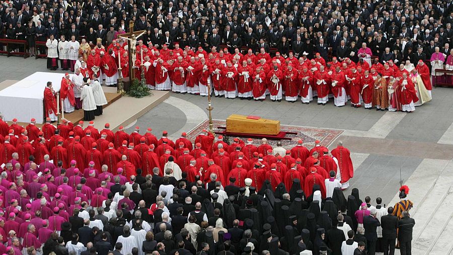 Clérigos y fieles rodean el féretro del papa Juan Pablo II durante su funeral en la plaza de San Pedro.