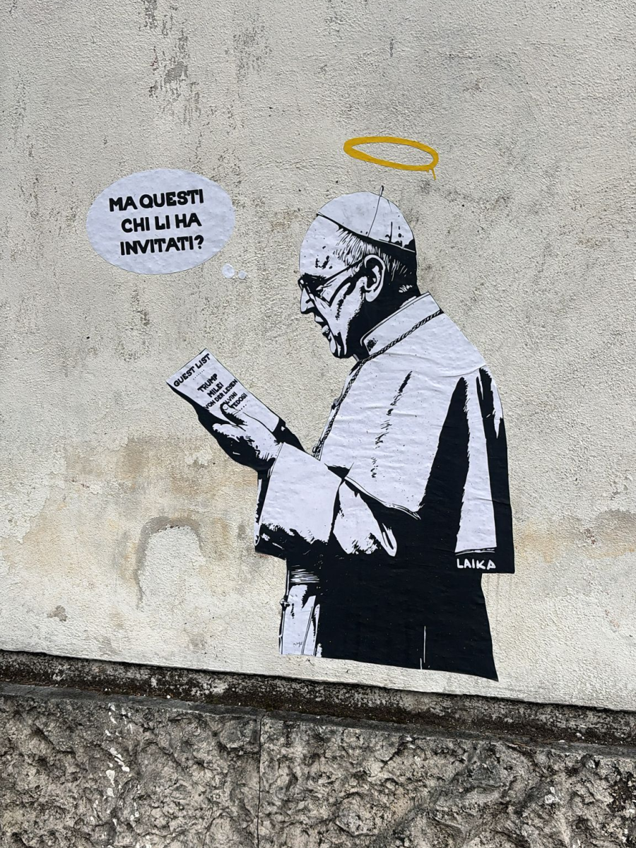 Graffiti satírico del Papa Francisco leyendo una lista de invitados con personajes políticos.  Un bocadillo expresa su incredulidad. Firmado 
