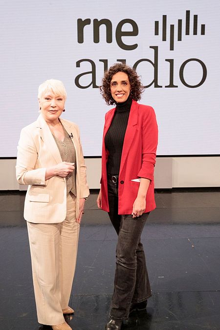 Rosa María Molló, junto a Raquel Martín-Alonso, responsable de RNE Audio