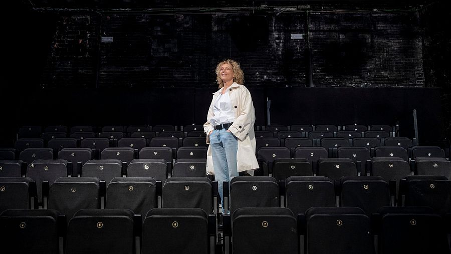 L'actriu Àngels Gonyalons entre les butaques del teatre