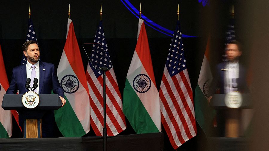 JD Vance da un discurso en Jaipur