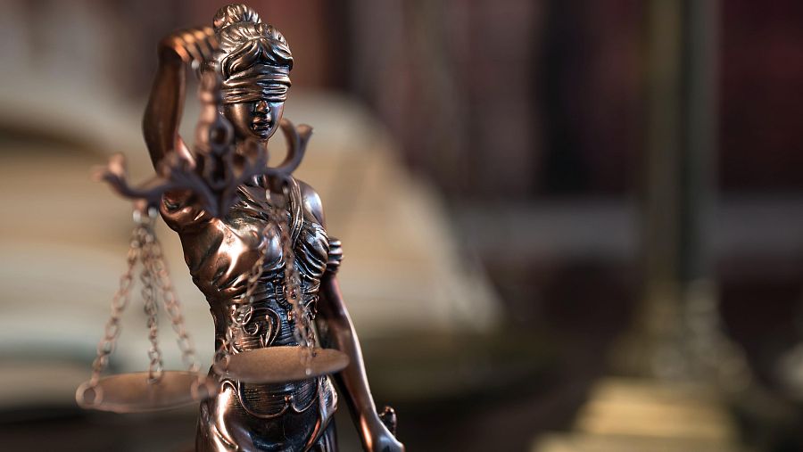 Un mujer con los ojos vendados, la espada en una mano y la balanza en la otra es el símbolo de la justicia, desde el Renacimiento.