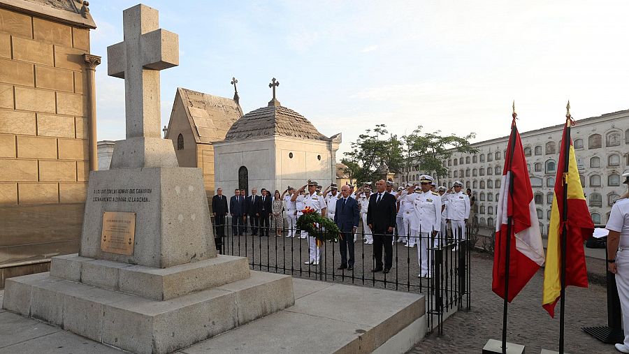 La ofrenda a los caídos en la Batalla Naval del Callao