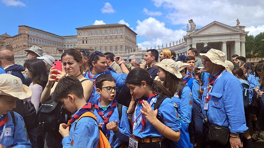 Jóvenes scouts en la cola para despedir al papa